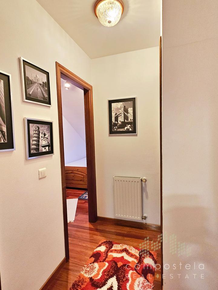 Distribuidor, planta superior con 2 dormitorios y 1 baño
