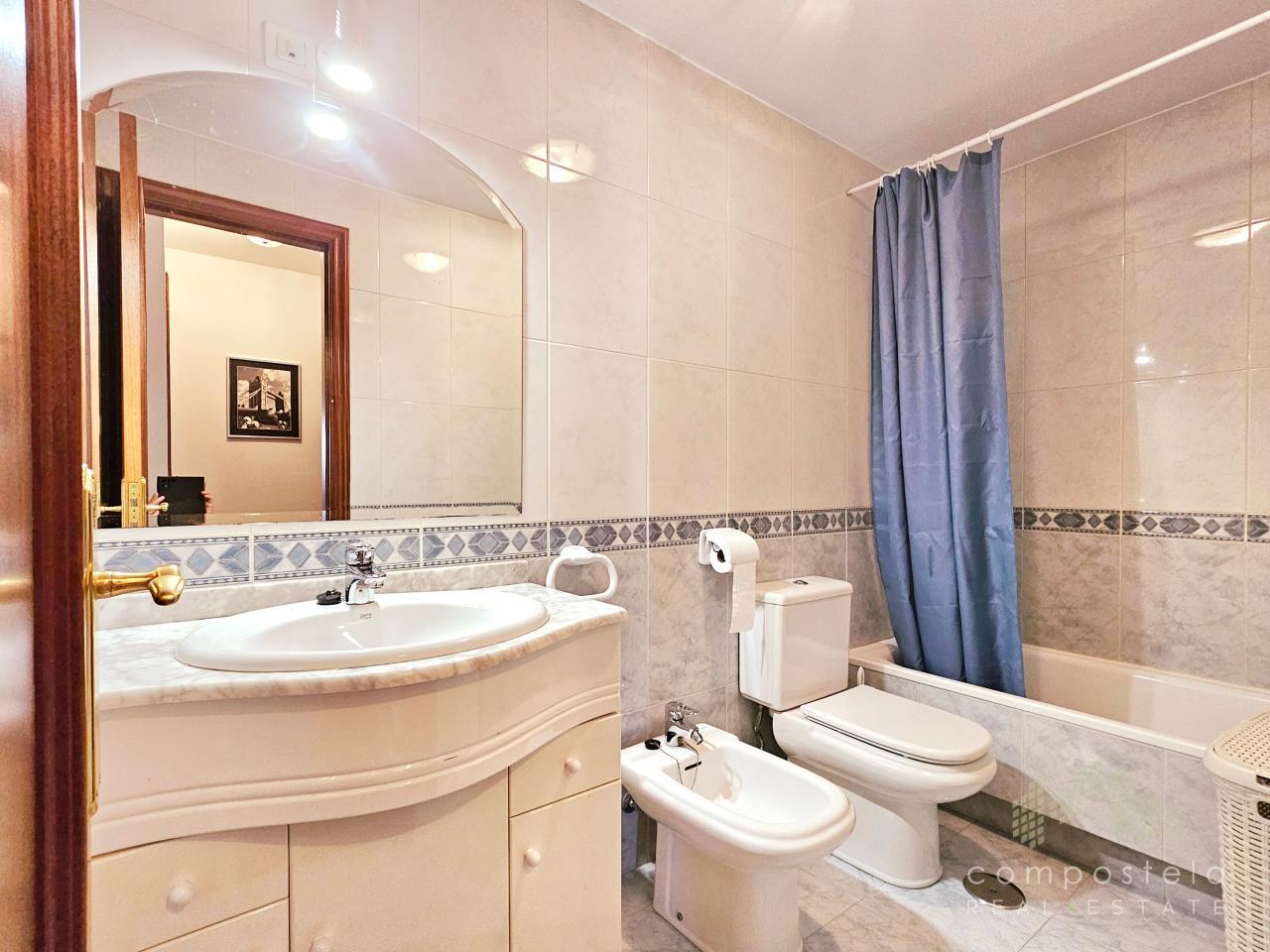 Cómodo y amplio baño general, planta superior