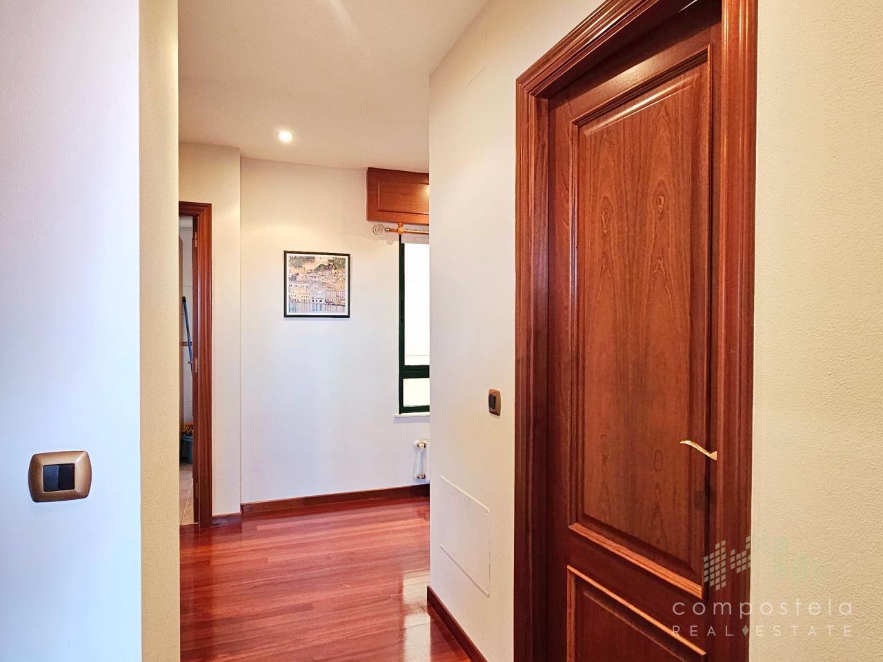 Distribuidor hacia la zona de 2 dormitorios y 1 estudio