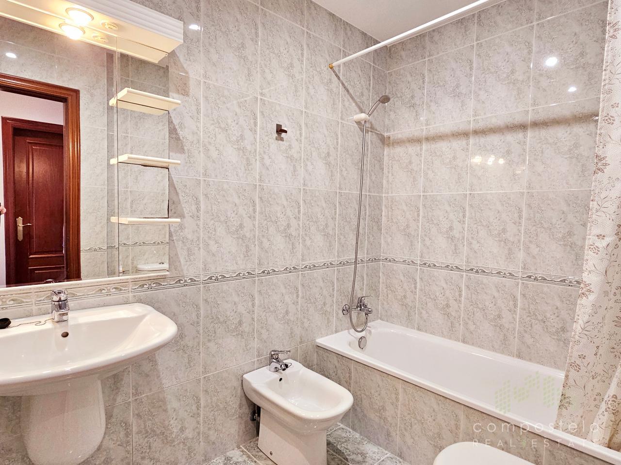 Amplio baño acondicionado