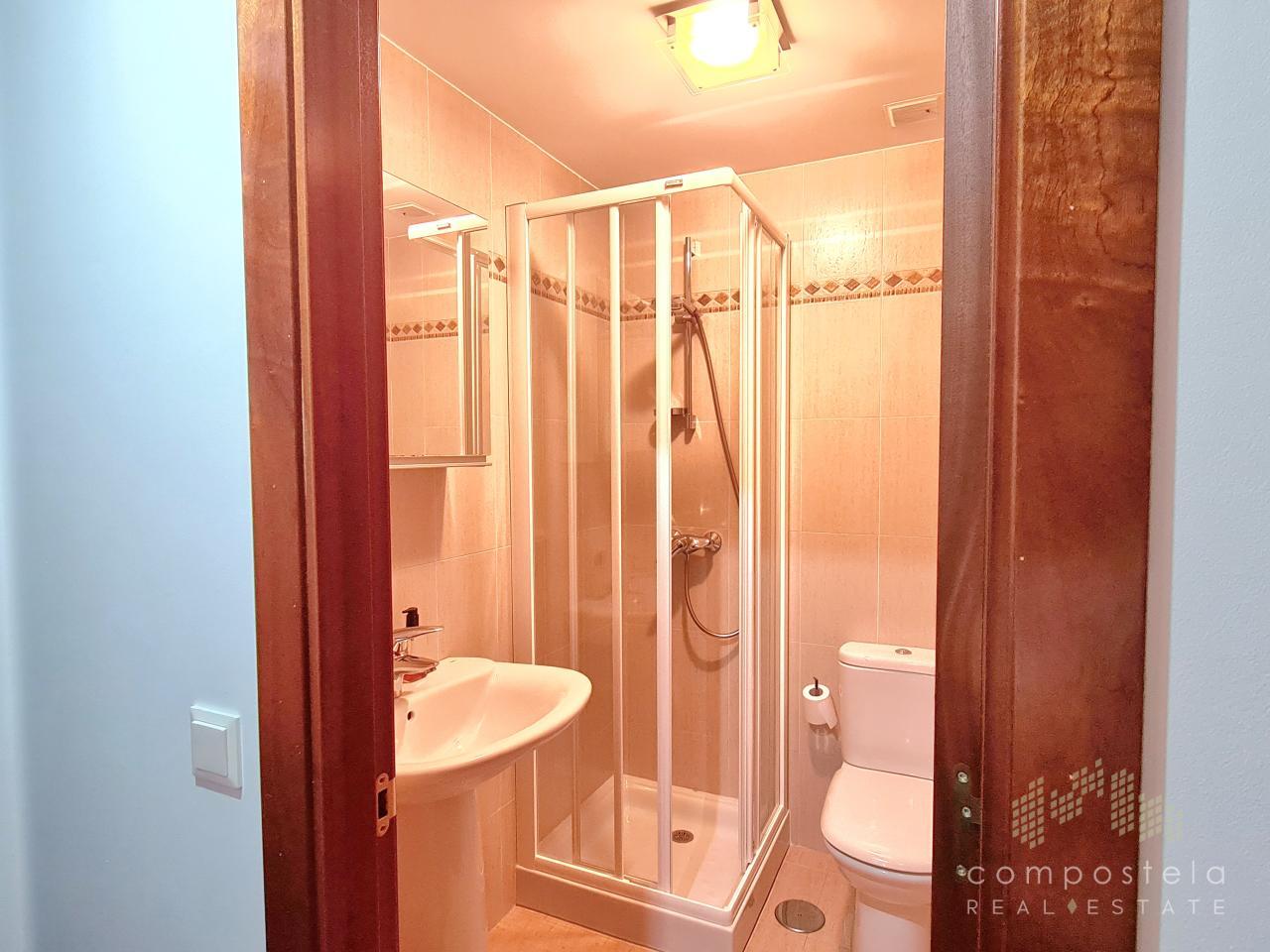 1º baño, situado en hall de vivienda