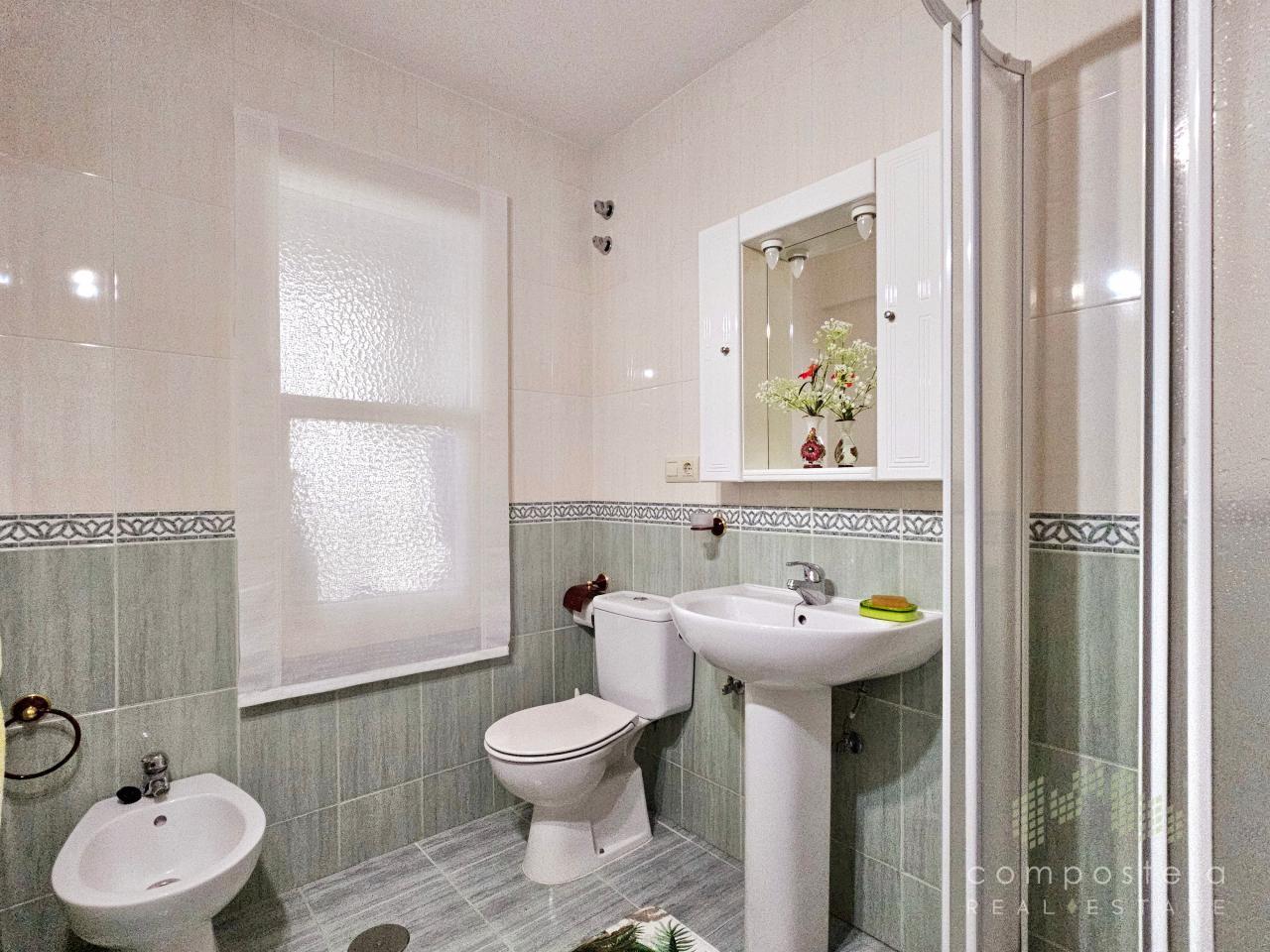 Baño amplio con ventana, luz natural