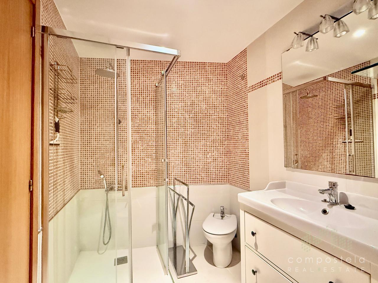 Cómoda ducha en baño de dormitorio