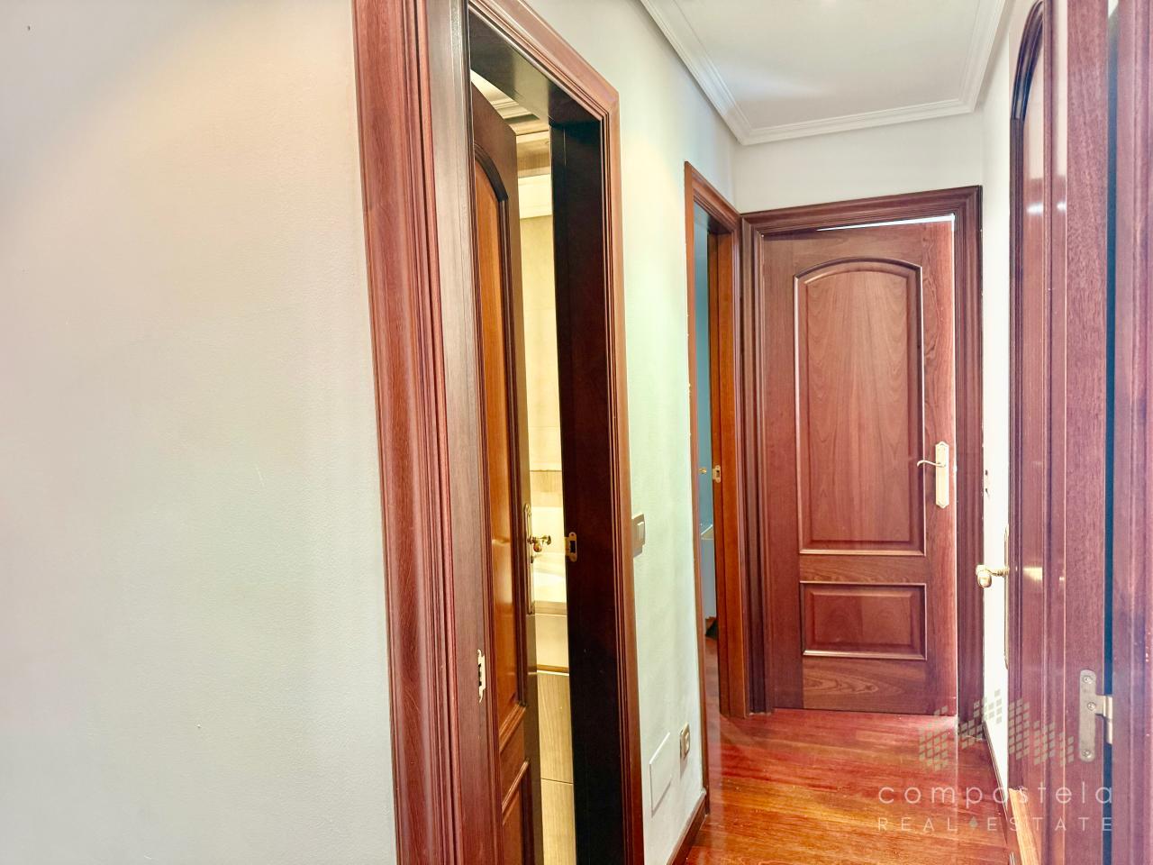 Distribuidor hacia la zona de los 2 dormitorios y los 2 baños