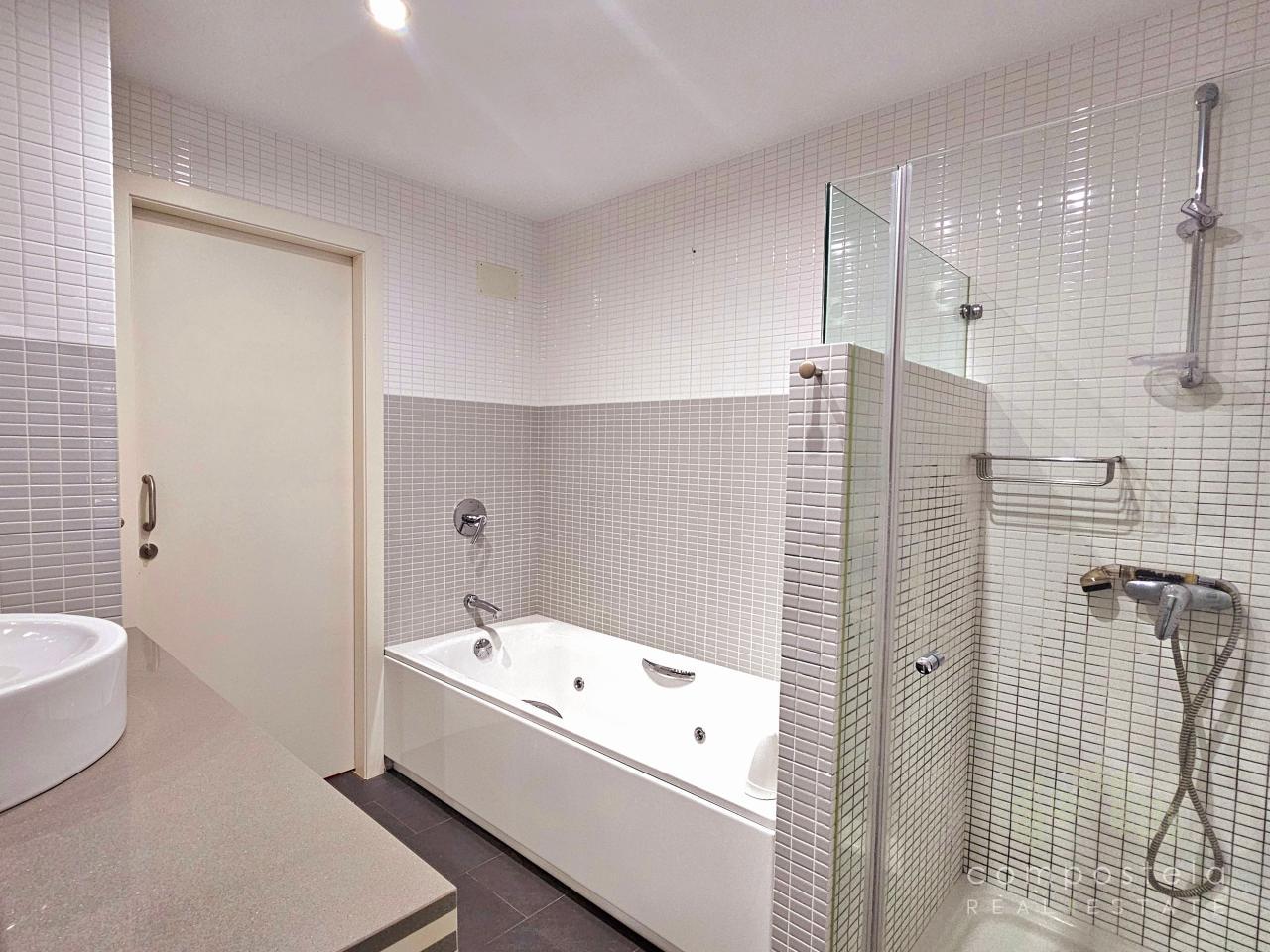 Bañera hidromasaje en baño