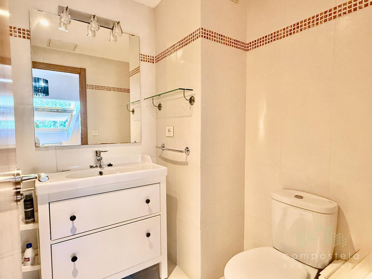 Mobiliario de baño en dormitorio