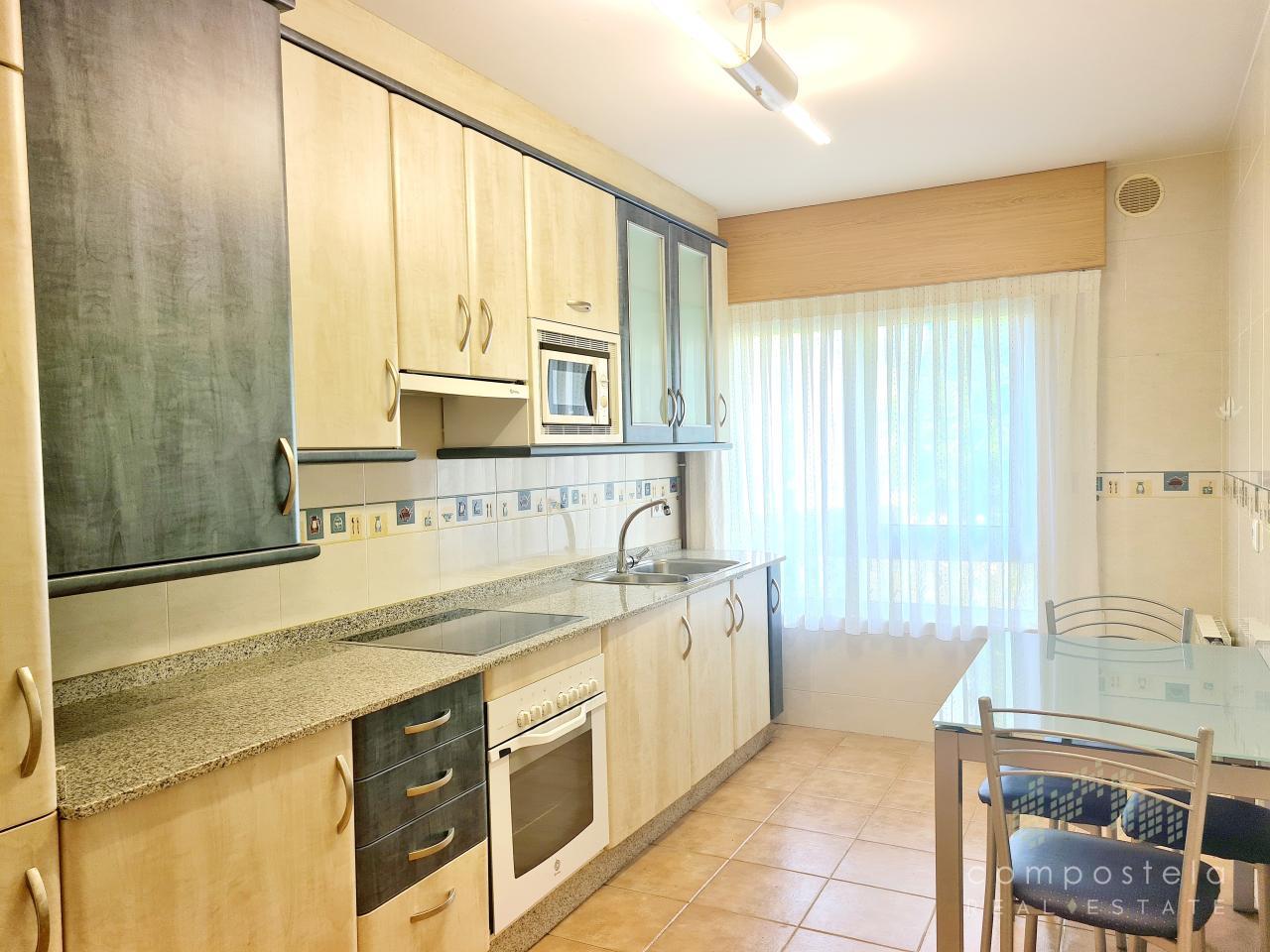 Luminosa cocina, vistas a zonas verdes