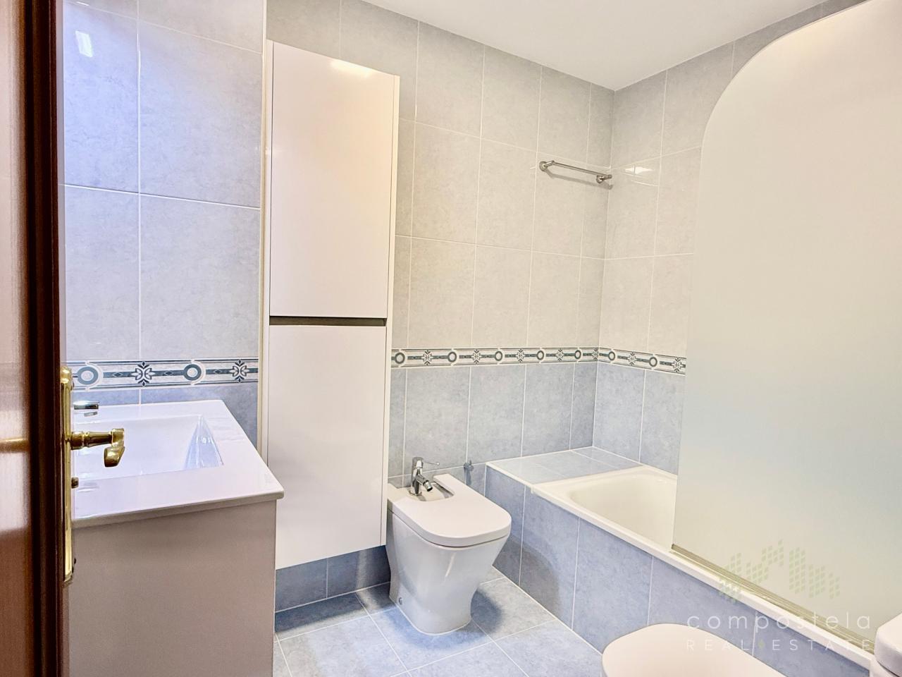 Cómodo baño incorporado en dormitorio