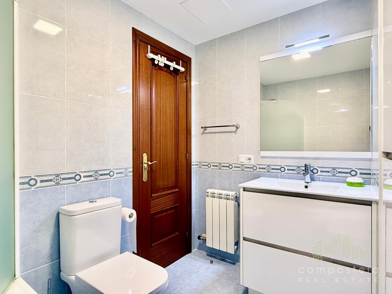 Mobiliario en baño en dormitorio principal