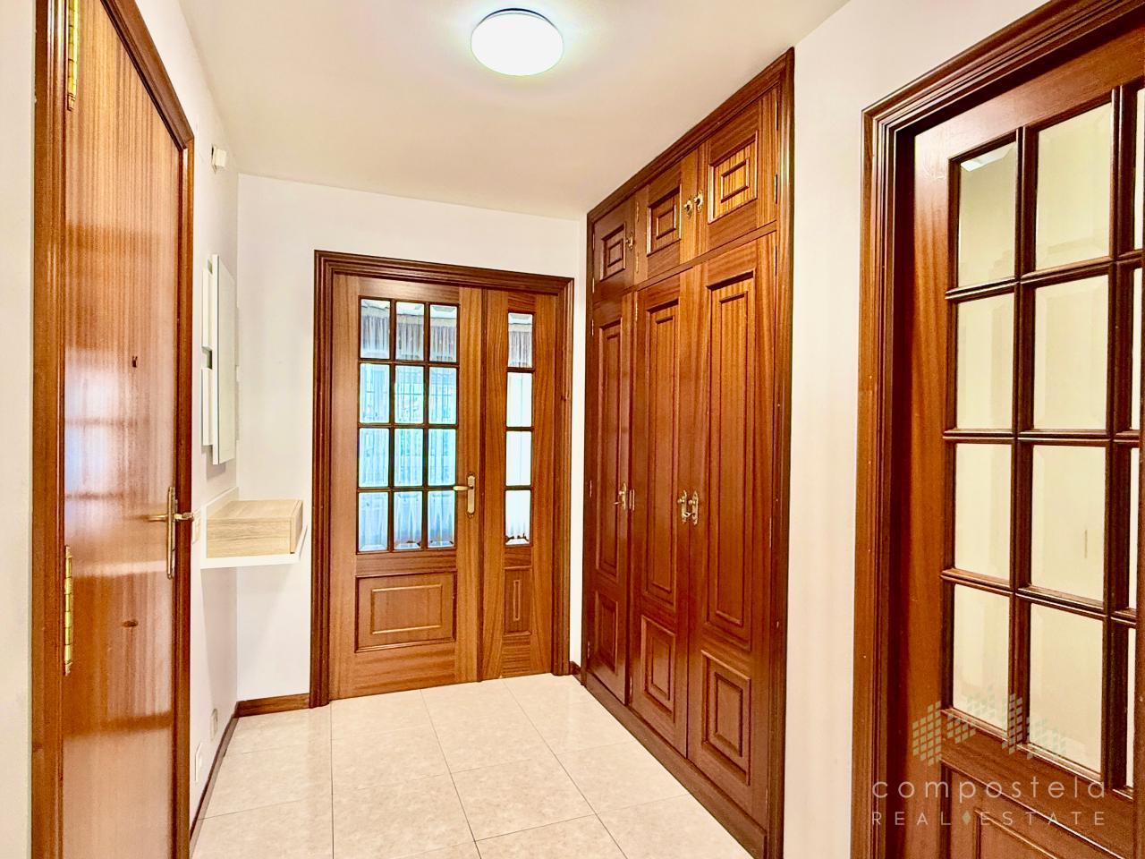 Acogedor hall, armario empotrado