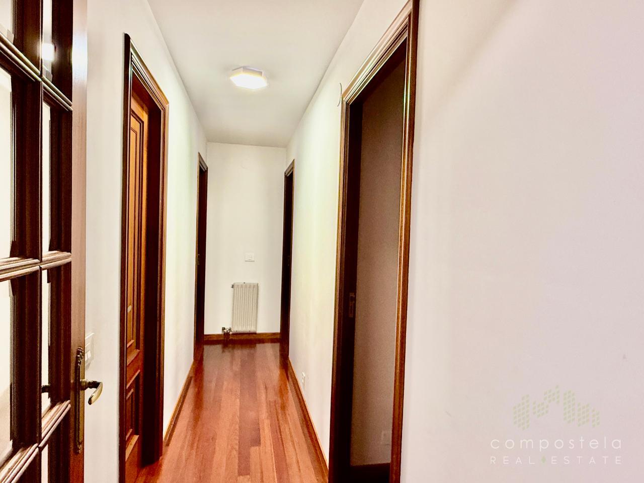 Distribuidor hacia la zona de los 3 dormitoiros y 2 baños