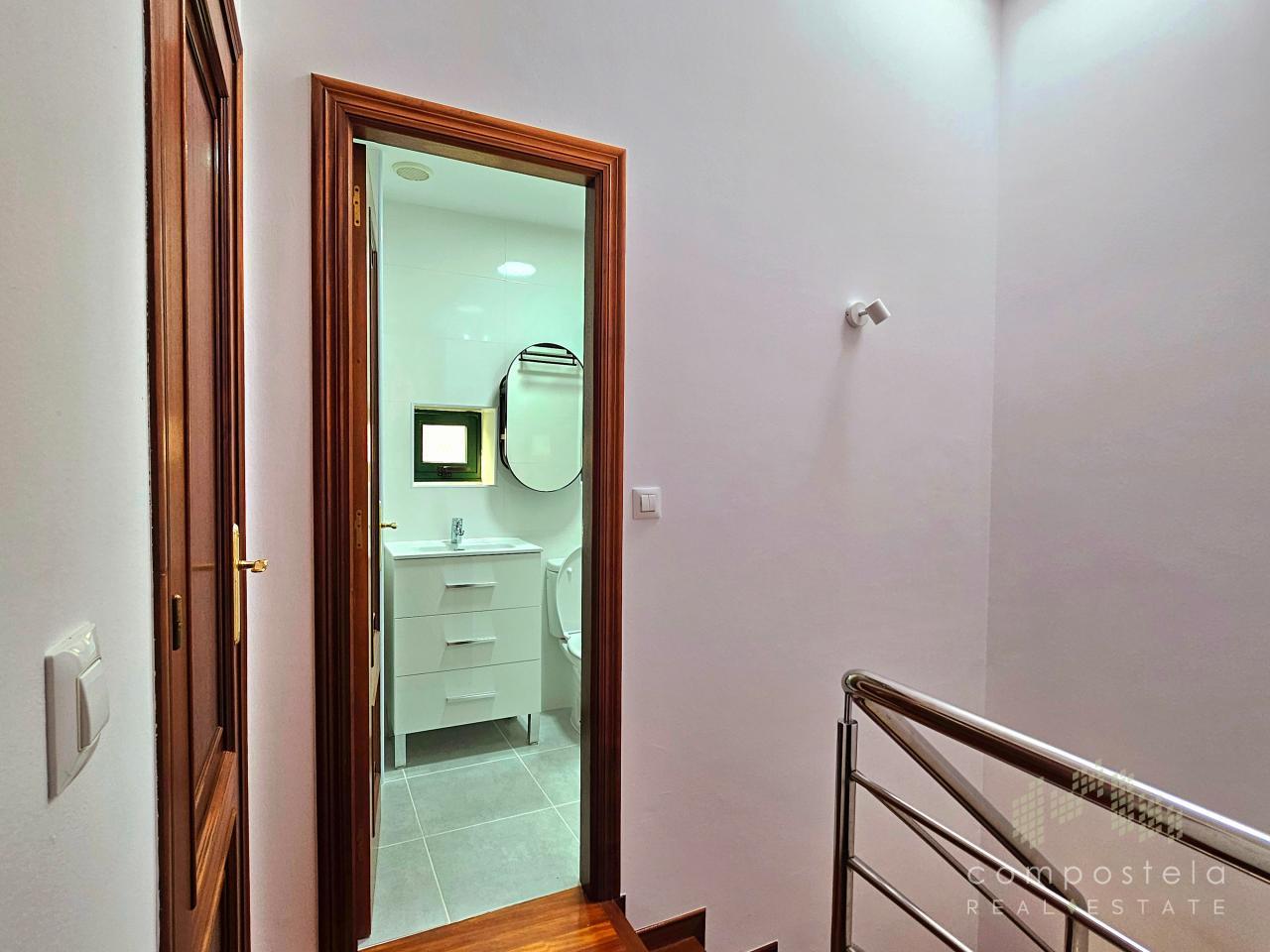 Baño secundario en planta bajo cubierta