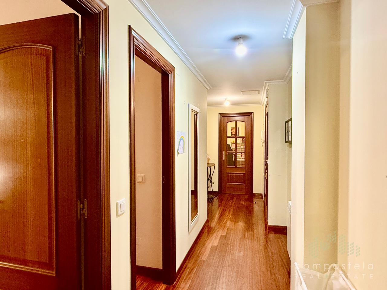 Distribuidor hacia zona dormitorios y baño