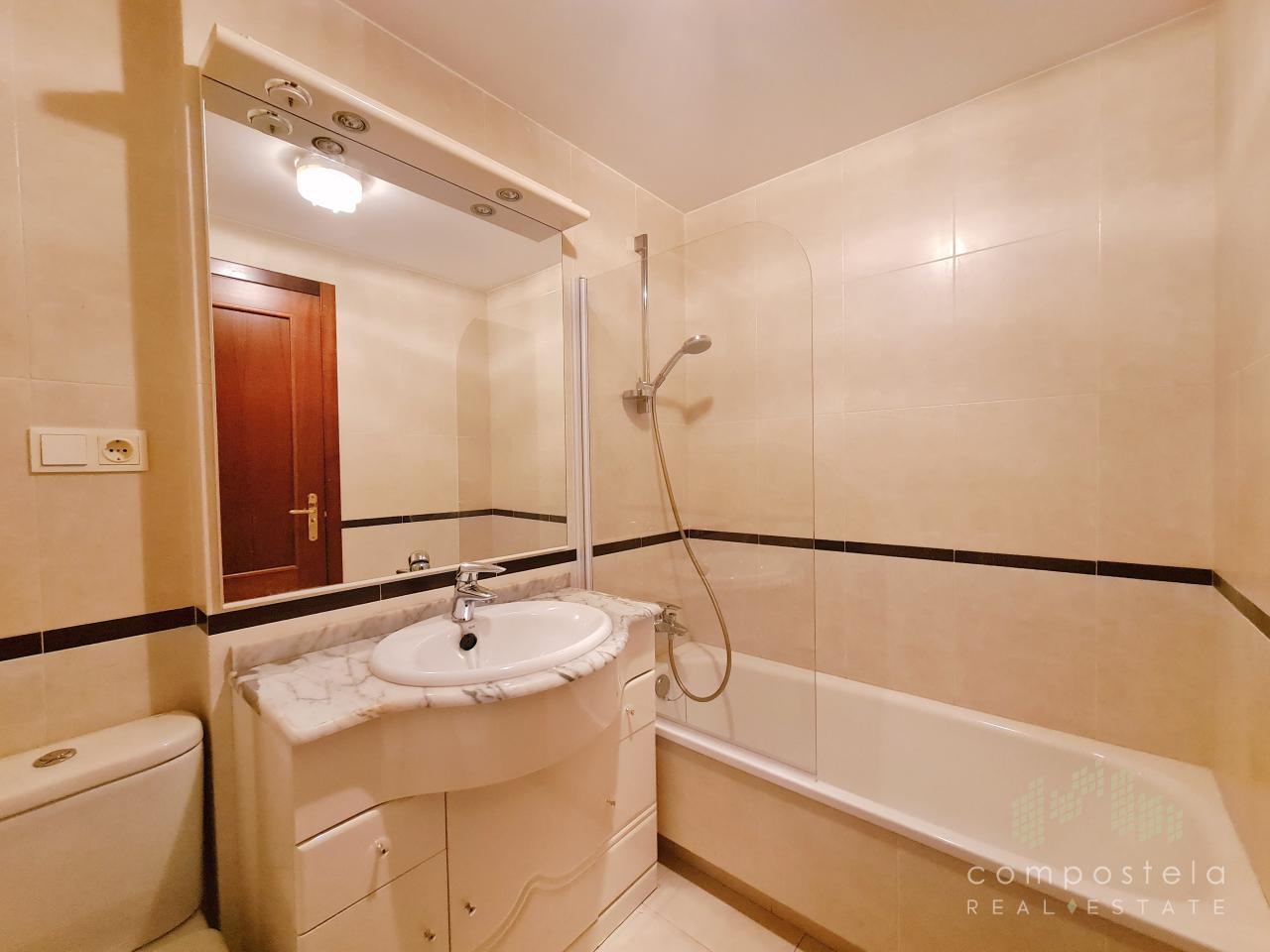 Baño amplio incorporado en dormitorio principal