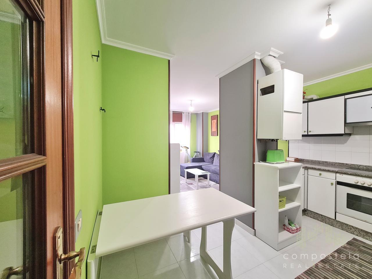 Práctica mesa abatible en salón comedor
