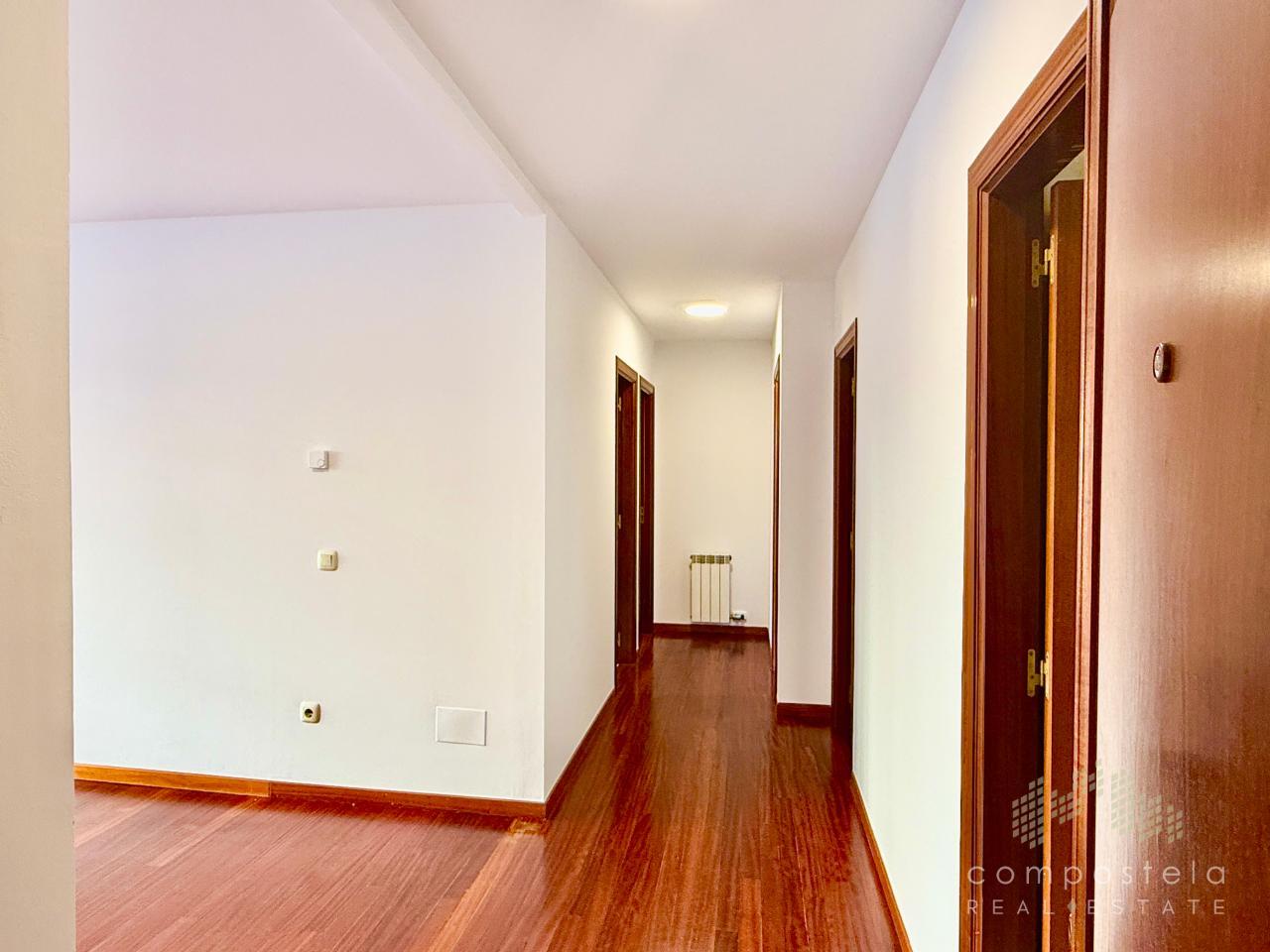 Hall, estancia diáfana hacia salón y distribuidor