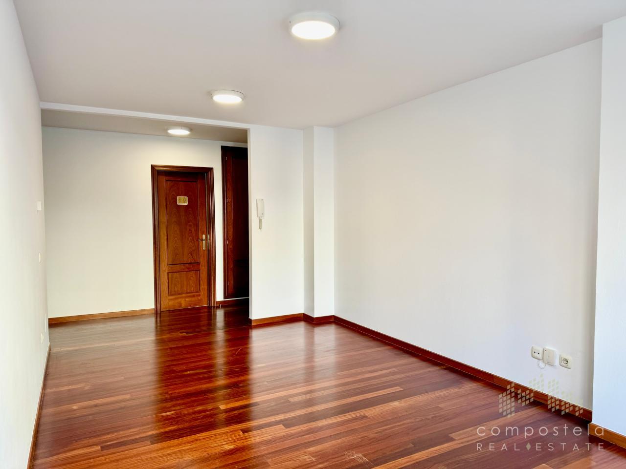 Salón comedor, abierto hacia hall con armario empotrado