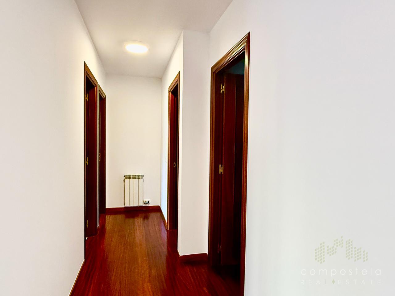 Distribuidor hacia la zona de noche, 3 dormitorios y 2 baños