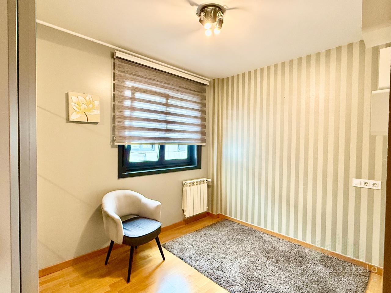 Dormitorio secundario a patio, ideal para estudio