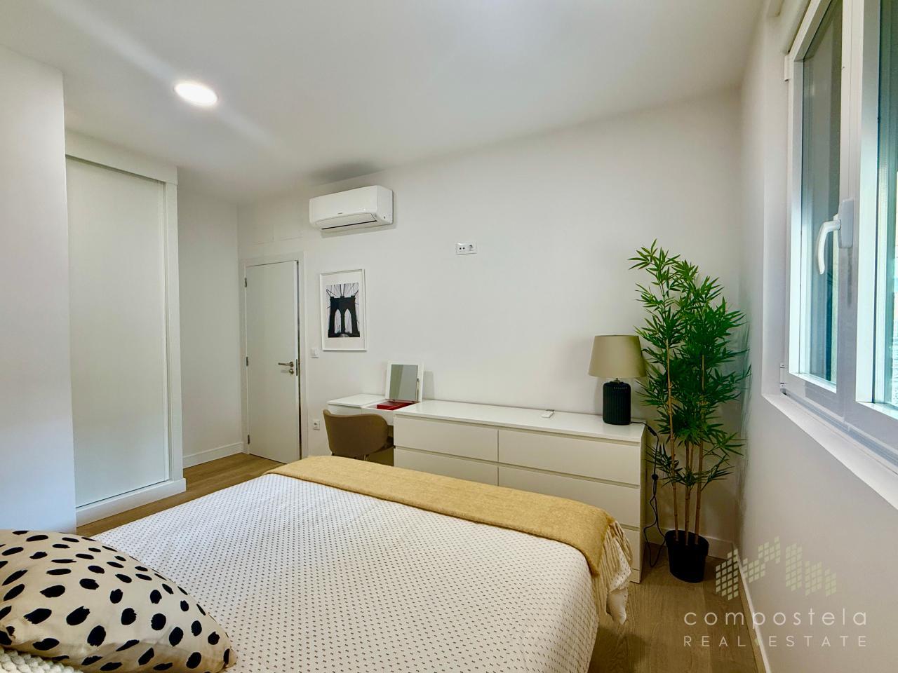 Amplitud y comodidad en dormitorio principal
