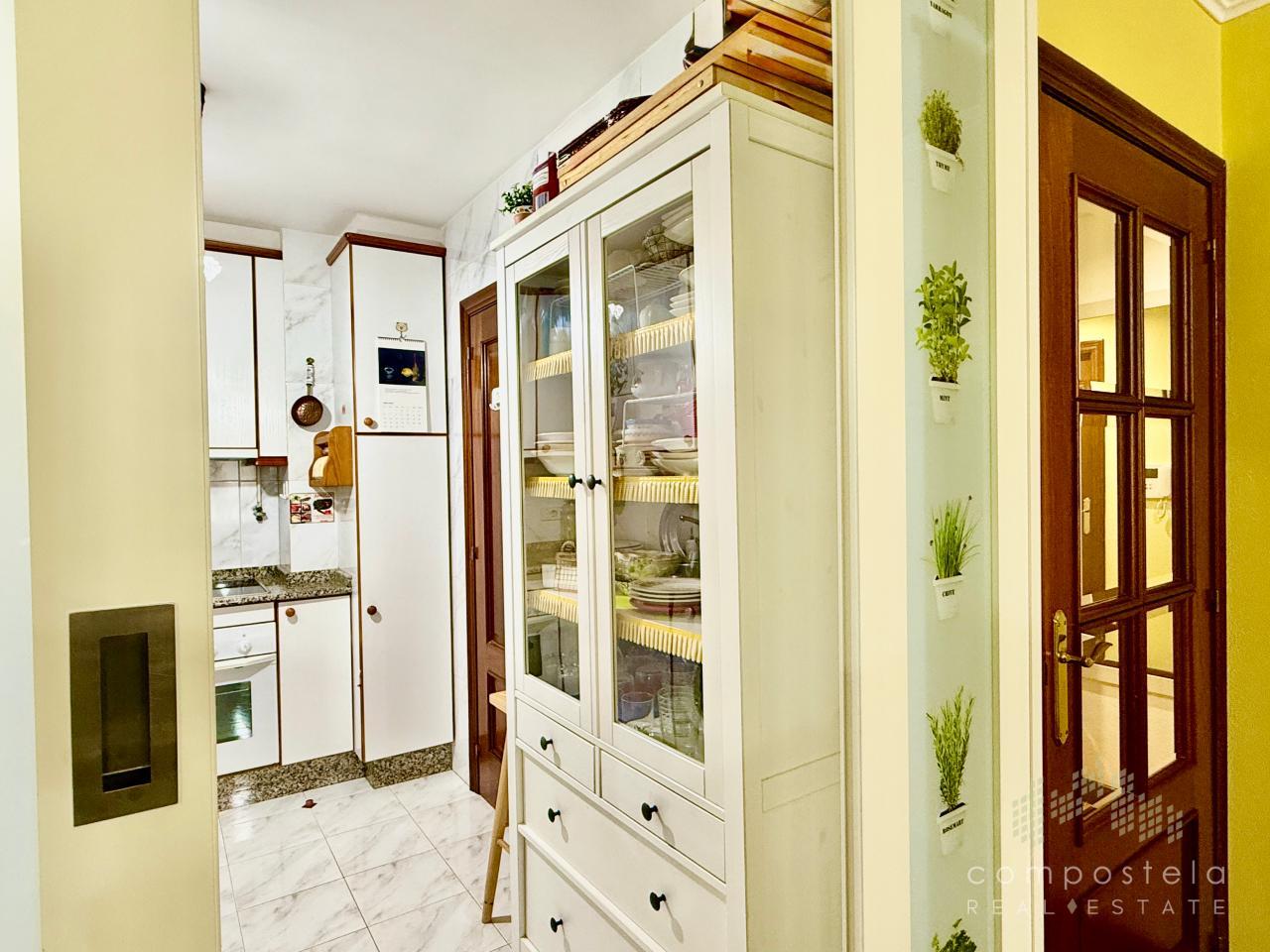 Cocina, puerta de corredera hacia el salón