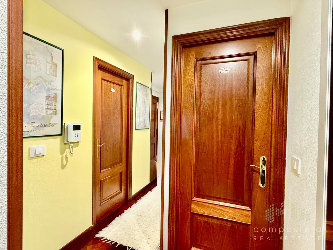 Hall, distribuidor hacia dormitorios y baño