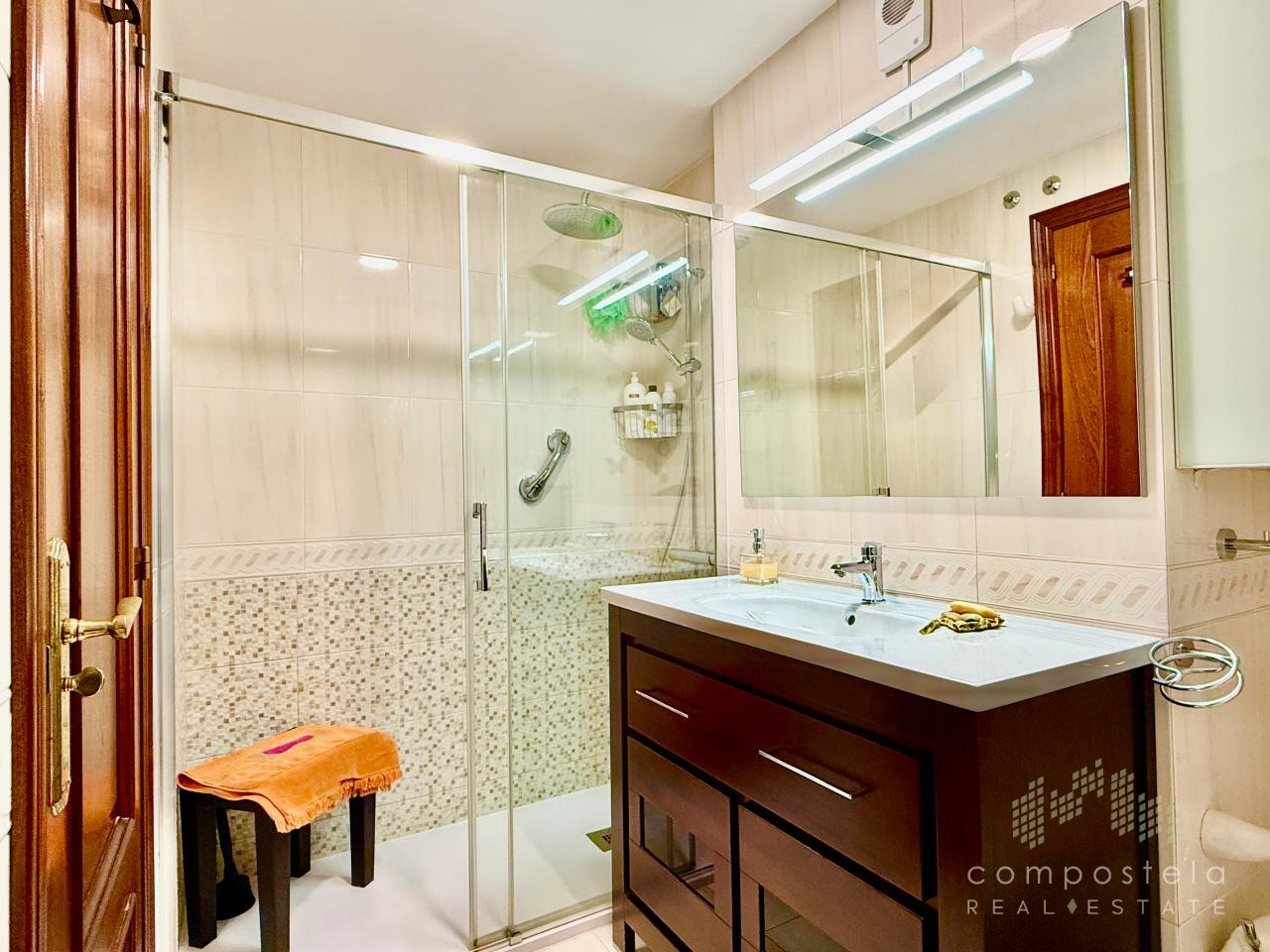 Excelente baño, destacando su comodidad y amplitud