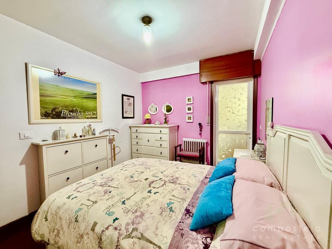 Dormitorio con todo su mobiliario