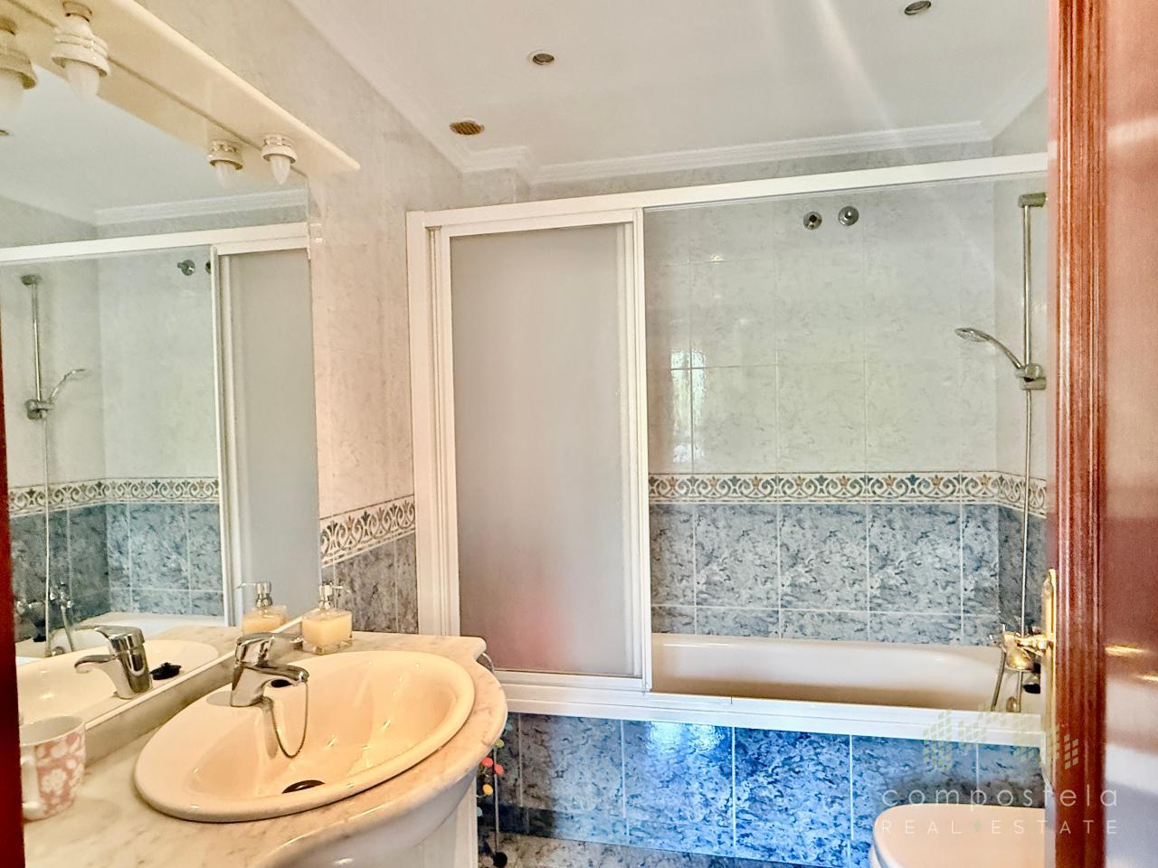 Cómodo baño en dormitorio principal