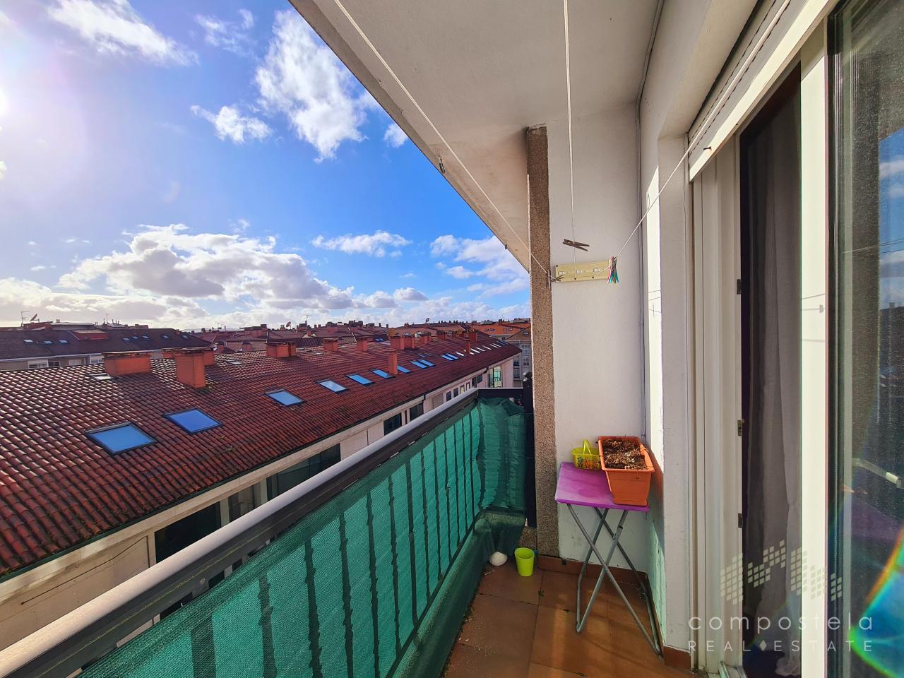 Balcón, ventanas nuevas, muy buen aislamiento