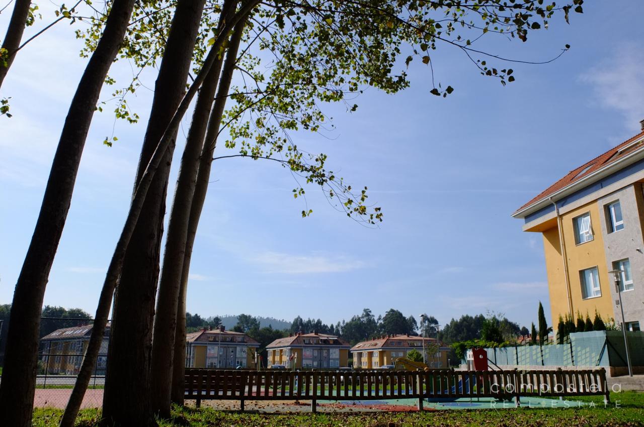 Parque infantíl en urbanización