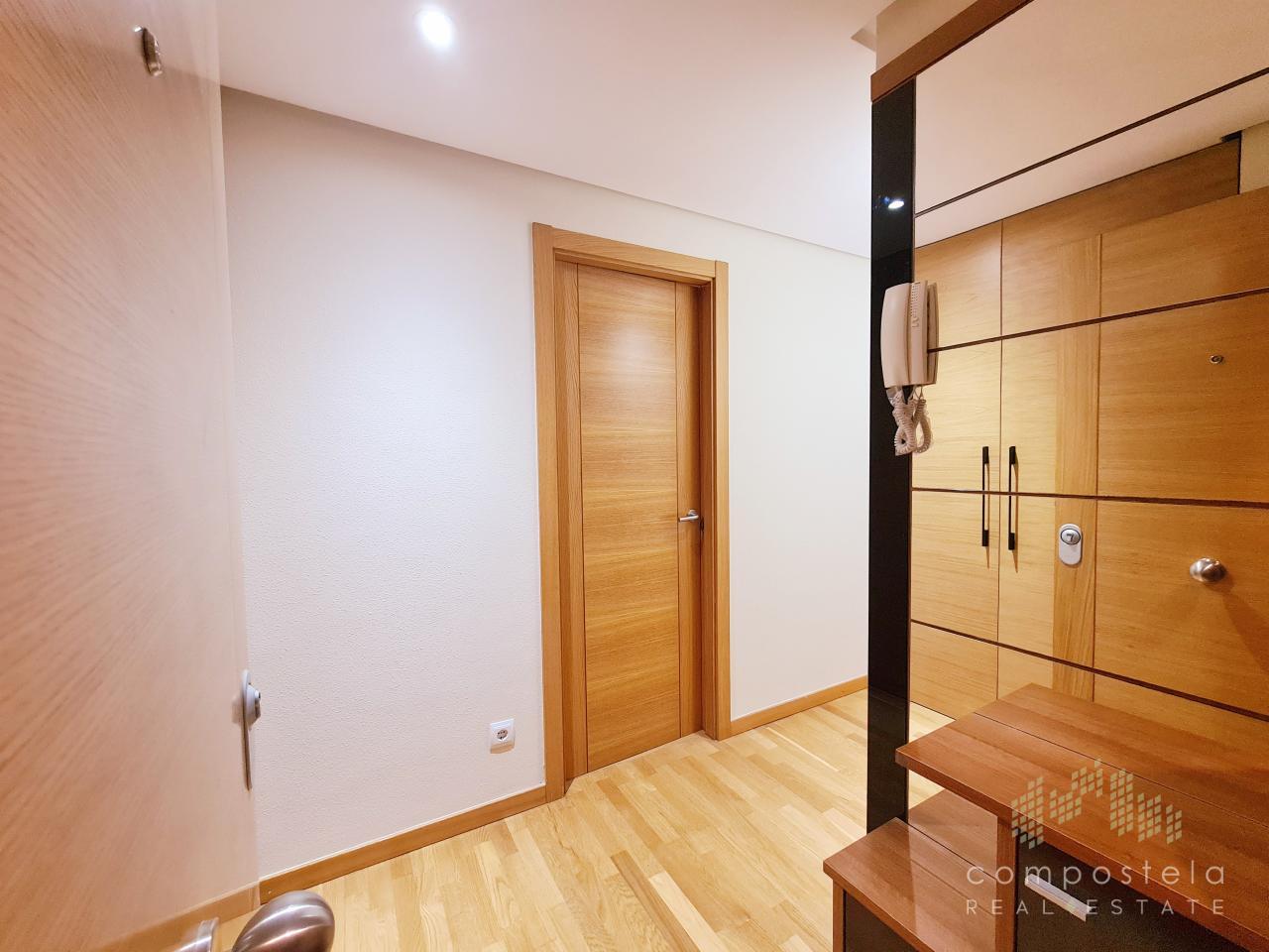 Amplio hall, acogedor