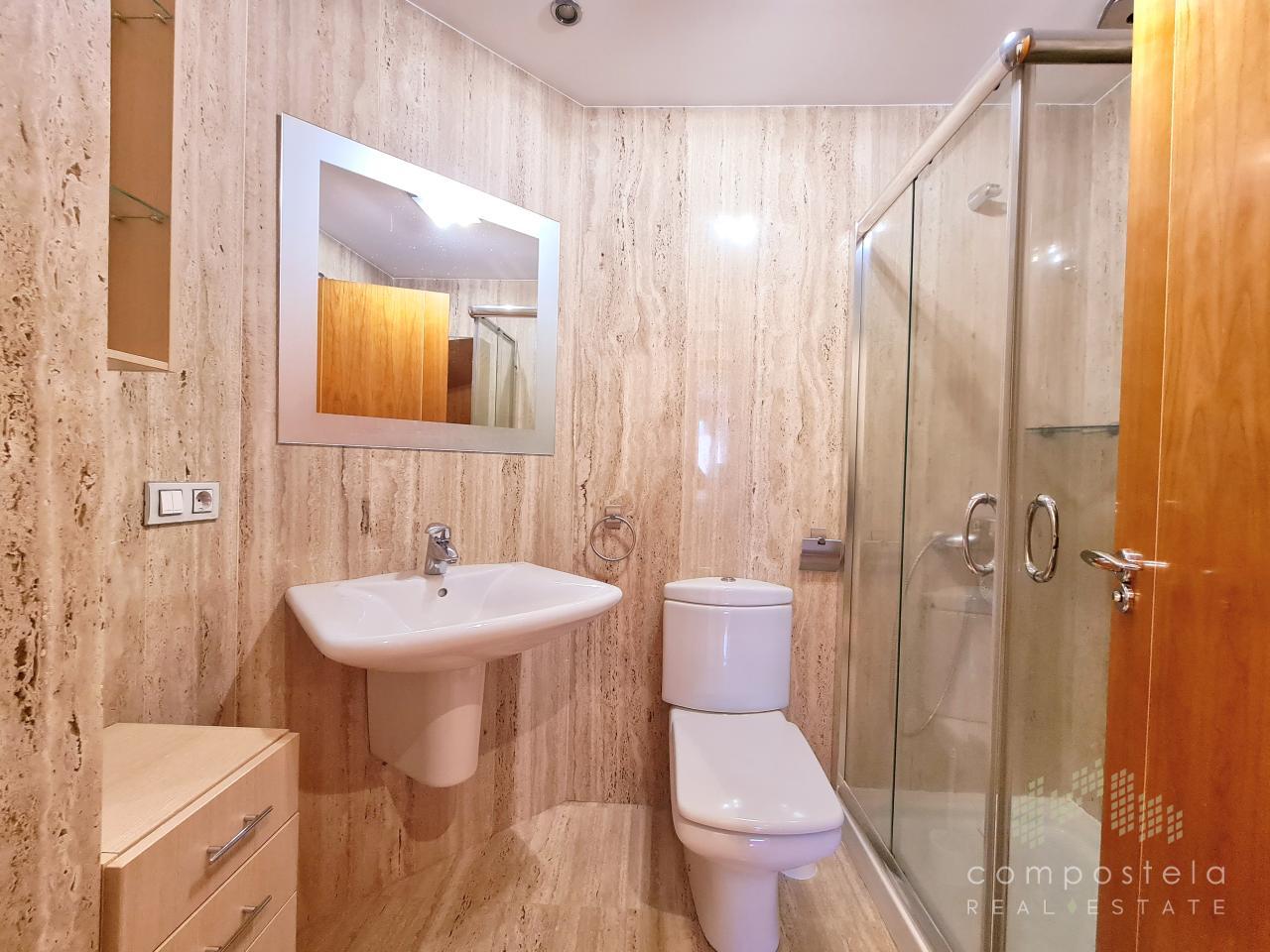 Amplio baño acondicionado