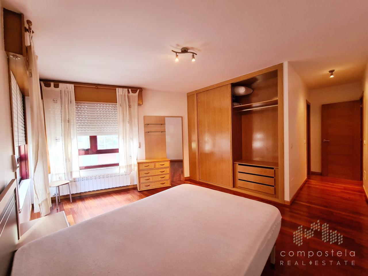 Dormitorio con armario empotrado y baño incorporado