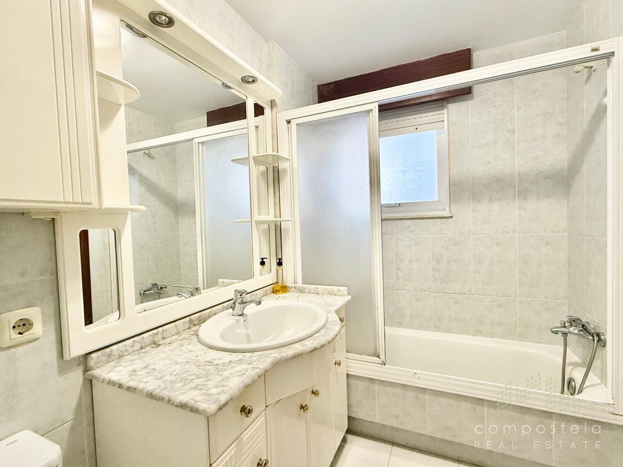 Mobiliario de baño en dormitorio