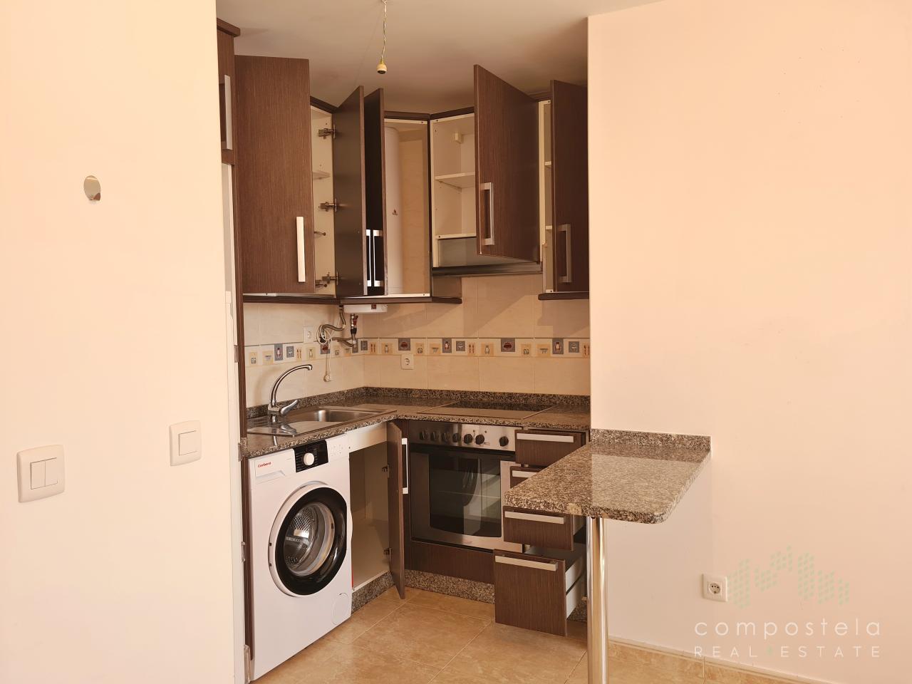 Cocina amueblada, estancia comunicada con salón
