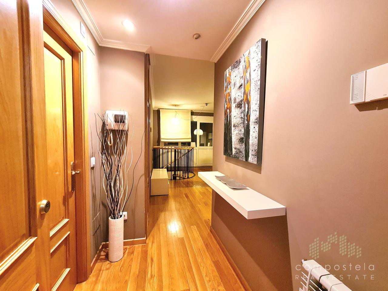 PLANTA SUPERIOR: Acogedor hall con armario