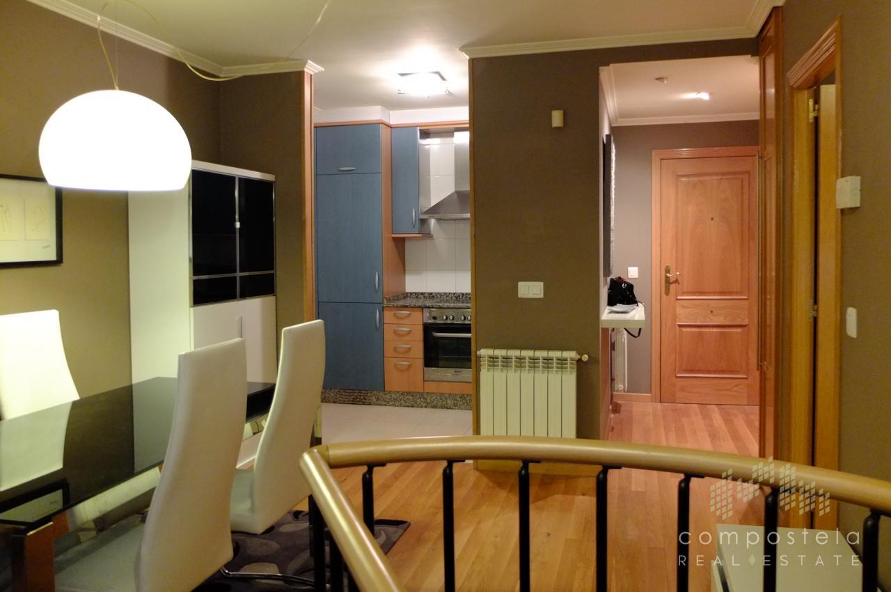 Planta superior: hall, cocina, comedor, 1 baño y 1 dormitorio