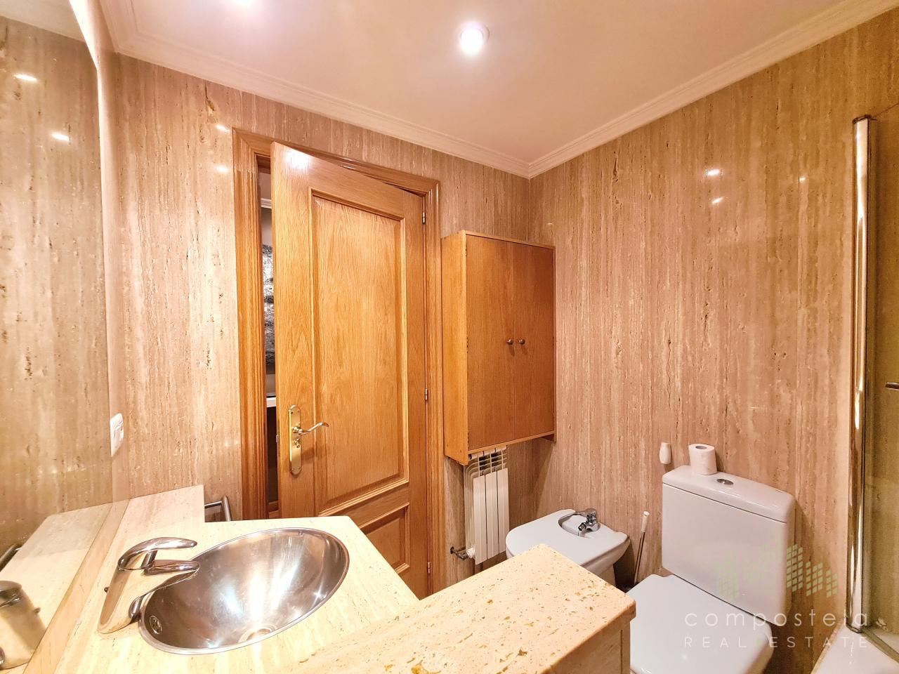 Calidad en acabados, mármol en baño