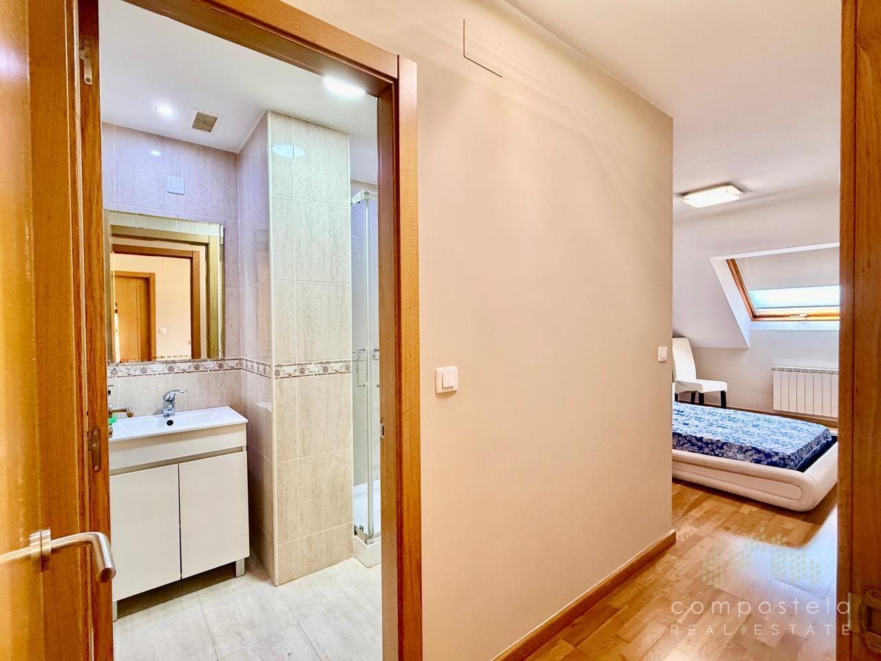 Dormitorio con baño incorporado
