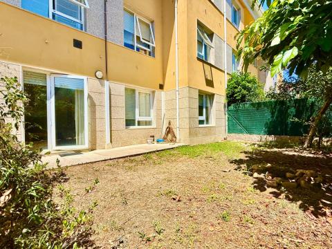 Jardín y terraza propios de la vivienda